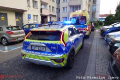 Krzyczał i zachowywał się irracjonalnie. Policja i ratownicy medyczni interweniowali w wieżowcu - foto