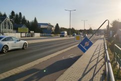 Wiatr tego nie zrobił. Zwisali na nim i bujali? Nocny wybryk przy ścieżce rowerowej - foto