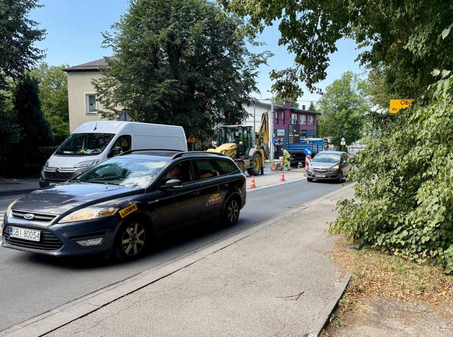 Awaria wodociągowa na największym bielskim osiedlu. „Lało się spod jezdni” - foto