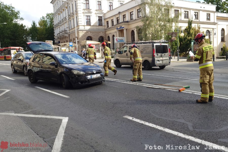 Groźnie wyglądająca kolizja na wysokości hotelu w centrum. Sprawca ukarany mandatem - foto