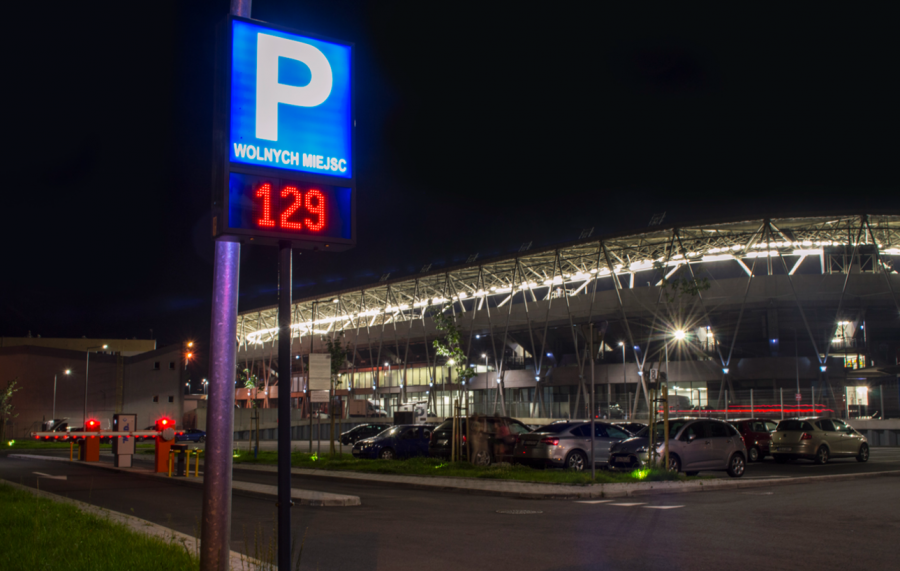 Mają abonament, ale z parkingu nie mogą skorzystać. Został wynajęty międzynarodowej federacji - foto