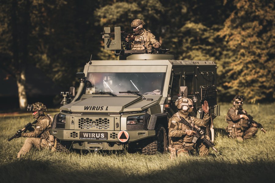Bielska spółka z kontraktem dla wojska. Sześć osób na pokładzie i obrotowy karabin na dachu - foto