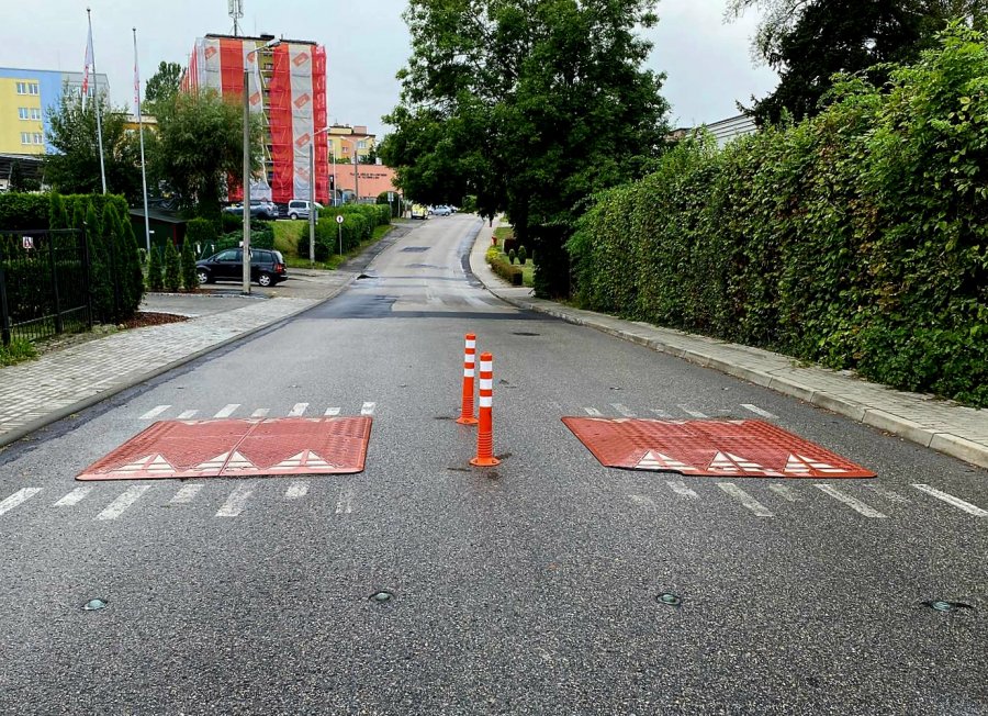 Koniec cwaniactwa obok szkoły. Drogowcy postawili dwa słupki na środku jezdni - foto