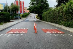 Koniec cwaniactwa obok szkoły. Drogowcy postawili dwa słupki na środku jezdni - foto