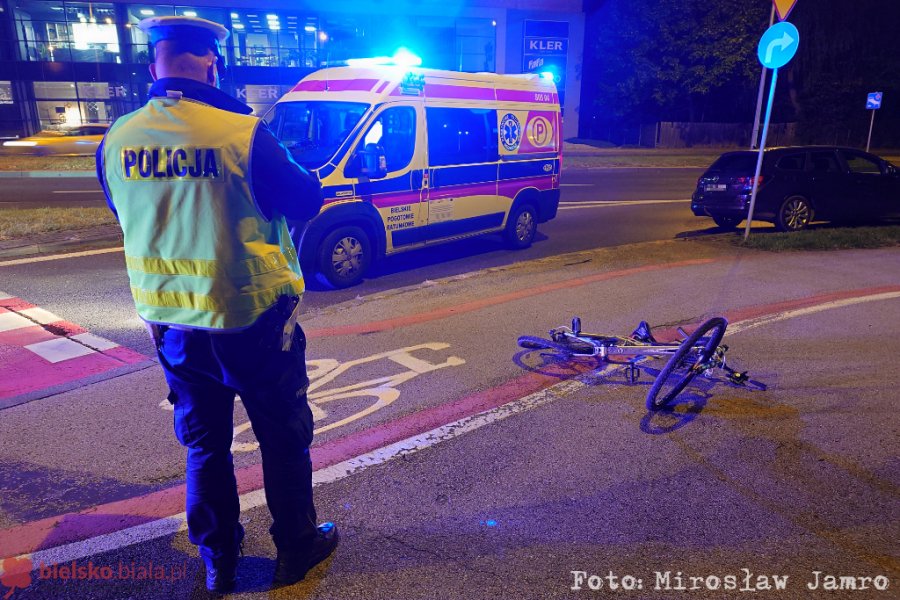 Potrącenie rowerzysty na Partyzantów trafił do szpitala. Winna kierująca Oplem - foto