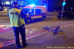 Potrącenie rowerzysty na Partyzantów trafił do szpitala. Winna kierująca Oplem - foto