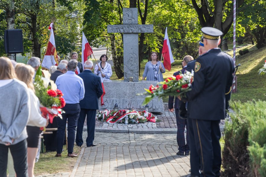 Pamiętają o wywiezionych na nieludzką ziemię. W miejscu pamięci złożono kwiaty i zapalono znicze - foto