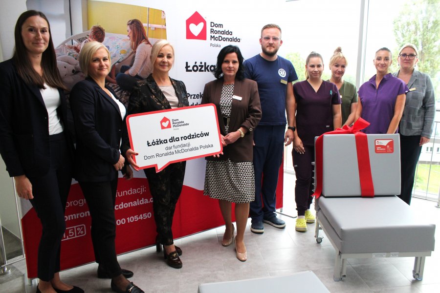 W dzień fotel, w noc łóżko. Cenne wsparcie dla rodziców małych pacjentów, to dar od fundacji - foto