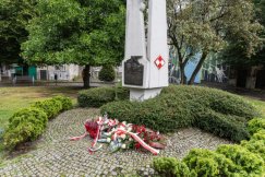 Byli legendami polskiego lotnictwa. W rocznicę tragedii oddano im hołd pod pomnikiem - foto