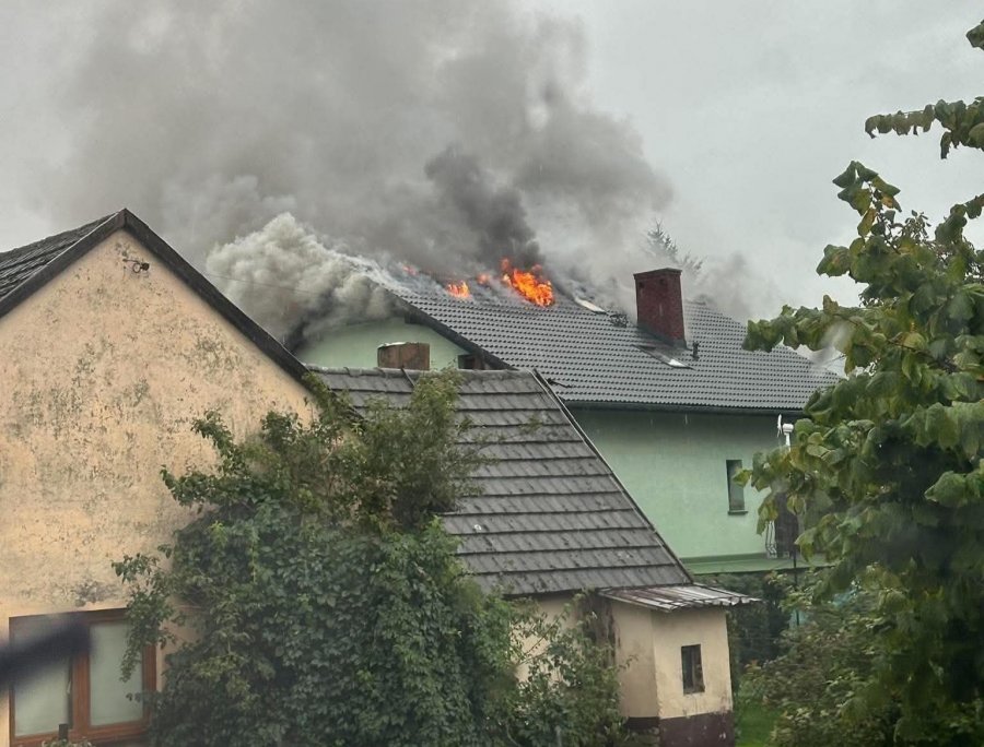 Piorun uderzył w dom, w ogniu stanęło poddasze. Jedenaście zastępów walczyło z pożarem - foto