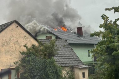 Piorun uderzył w dom, w ogniu stanęło poddasze. Jedenaście zastępów walczyło z pożarem - foto