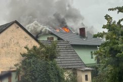 Piorun uderzył w dom, w ogniu stanęło poddasze. Jedenaście zastępów walczyło z pożarem - foto