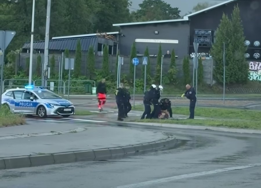 Kompletnie nagi i z maczetą w ręce rzucał się na samochody. Policjanci użyli wobec niego tasera FILM