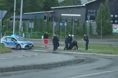Kompletnie nagi i z długim nożem rzucał się na samochody. Policjanci użyli wobec niego tasera FILM