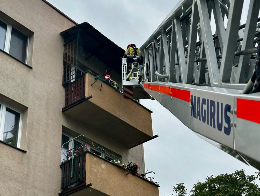 Niebezpieczna sytuacja na czwartym piętrze, ogień objął balkon. Wypadek czy bezmyślność? - foto