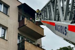 Niebezpieczna sytuacja na czwartym piętrze, ogień objął balkon. Wypadek czy bezmyślność? - foto