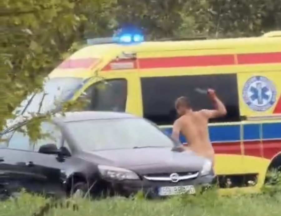 Prokuratura zajmie się sprawą nagiego 31-latka z nożem. Spędził noc na obserwacji w szpitalu - foto