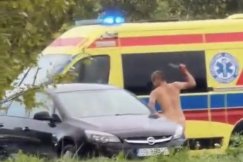 Prokuratura zajmie się sprawą nagiego 31-latka z nożem. Spędził noc na obserwacji w szpitalu - foto