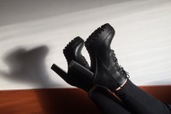 Kozaki damskie w wydaniu high fashion - od wybiegów po uliczny trend