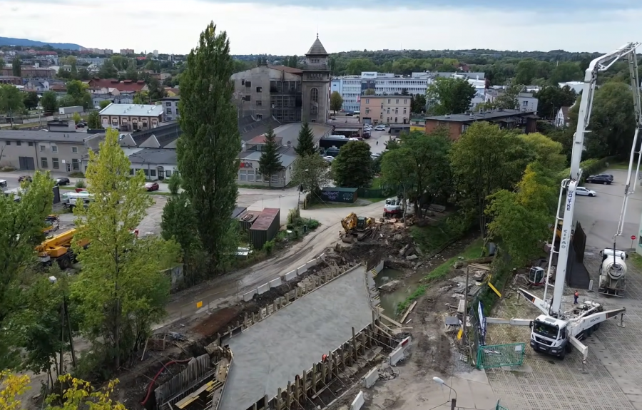 Wylali ustrój nośny nowego obiektu mostowego. Jak dobrze pójdzie za miesiąc koniec prac - foto