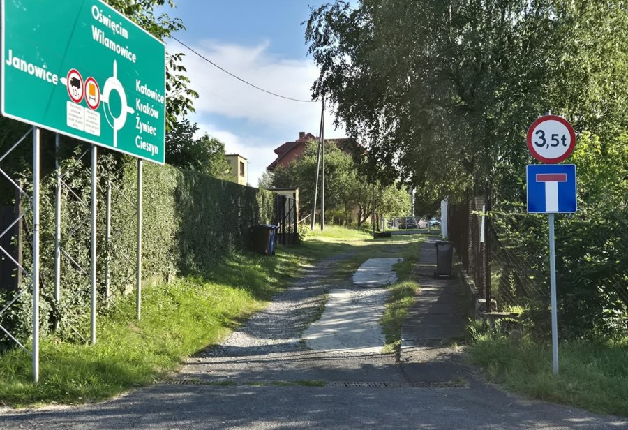 Nagle przed maską wyrósł mu płot. Nie warto bezgranicznie wierzyć nawigacji - foto