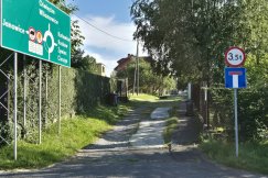 Nagle przed maską wyrósł mu płot. Nie warto bezgranicznie wierzyć nawigacji - foto