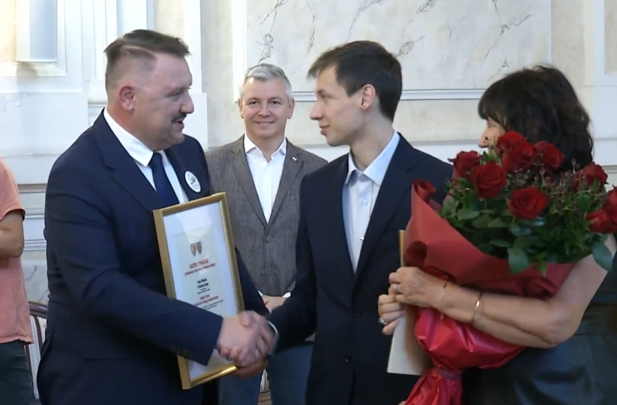 Wzruszający moment podczas sesji. Kacper Tomasiak odebrał zasłużone wyróżnienie - foto