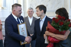 Wzruszający moment podczas sesji. Kacper Tomasiak odebrał zasłużone wyróżnienie - foto