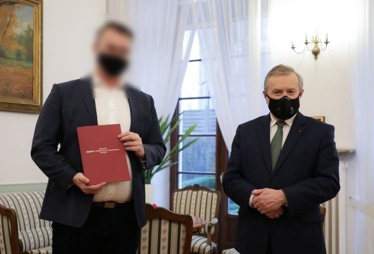 Tłumaczenia z YouTube'a, rekomendacja ambasady i przelew bez umowy. Były nominat apeluje