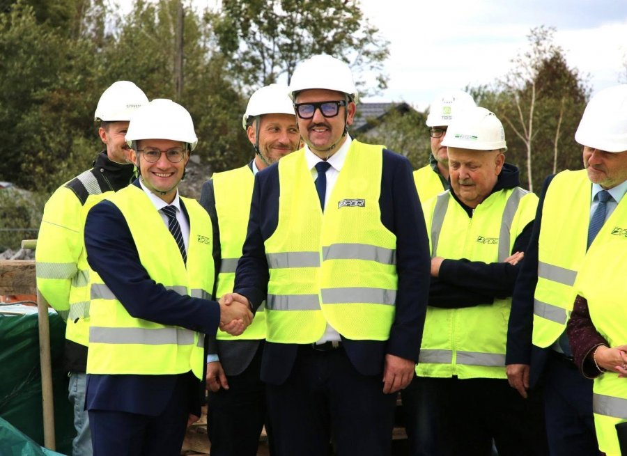 Wiceminister sprawdzał budowę mieszkań na bielskim osiedlu. „Nie gadamy, robimy” - foto