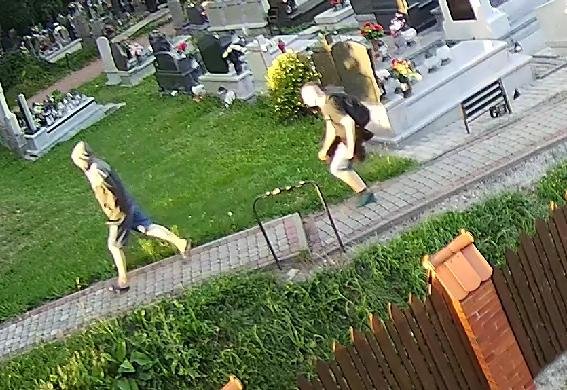 To oni napadli na seniorki na cmentarzu. Policja opublikowała wizerunek dwóch bandytów - foto
