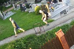 To oni napadli na seniorki na cmentarzu. Policja opublikowała wizerunek dwóch bandytów - foto