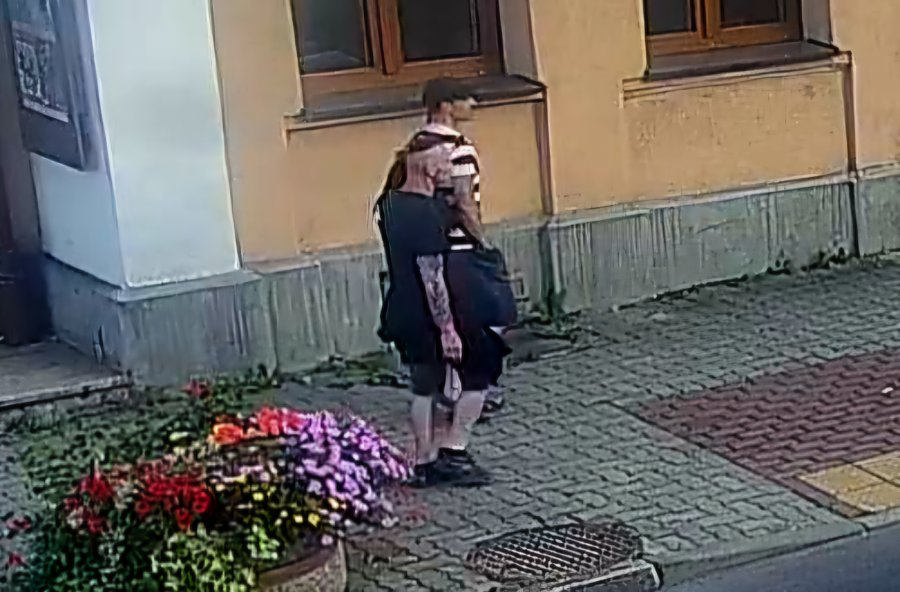 To oni napadli na seniorki na cmentarzu. Policja opublikowała zdjęcia sprawców rozboju - foto