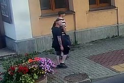 To oni napadli na seniorki na cmentarzu. Policja opublikowała zdjęcia sprawców rozboju - foto