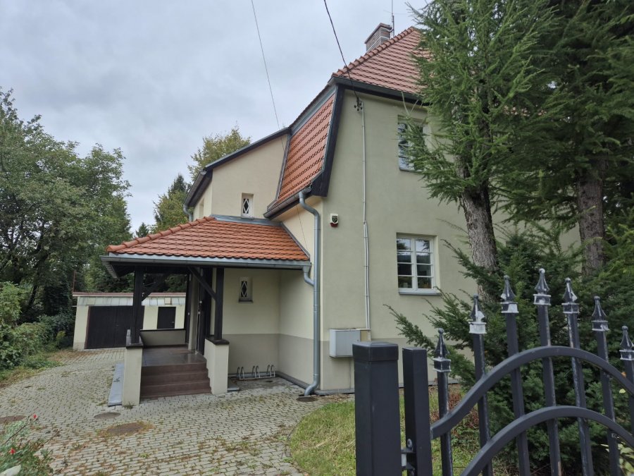 Dekadę temu był ruiną. Najpierw go wyremontowali, a teraz dostali w drodze darowizny - foto