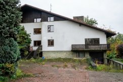 Miasto chce pozbyć się budynku po poradni. O dawnym przeznaczeniu przypominają wnętrza - foto