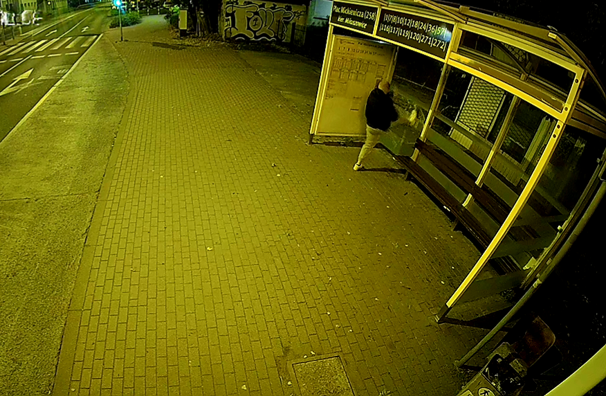 Na oczach kamer kopniakami demolował przystanek. Błyskawicznie wpadł w ręce służb - foto