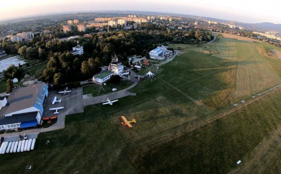 Wyburzone zakłady z nową funkcją? Chcą dopuścić zabudowę mieszkaniową obok lotniska - foto