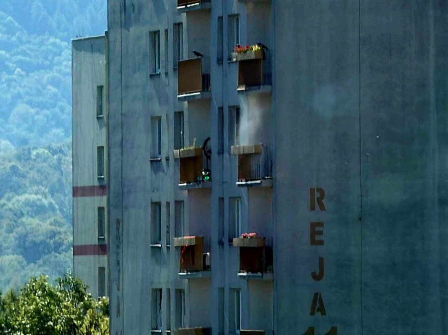 Na siódmym piętrze zauważyła dym. Okazało się, że w mieszkaniu prowadzony jest remont - foto
