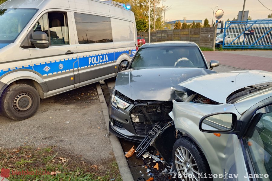 Czołowe zderzenie dwóch samochodów. 76-latka przewieziona do szpitala - foto