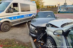 Czołowe zderzenie dwóch samochodów. 76-latka przewieziona do szpitala - foto
