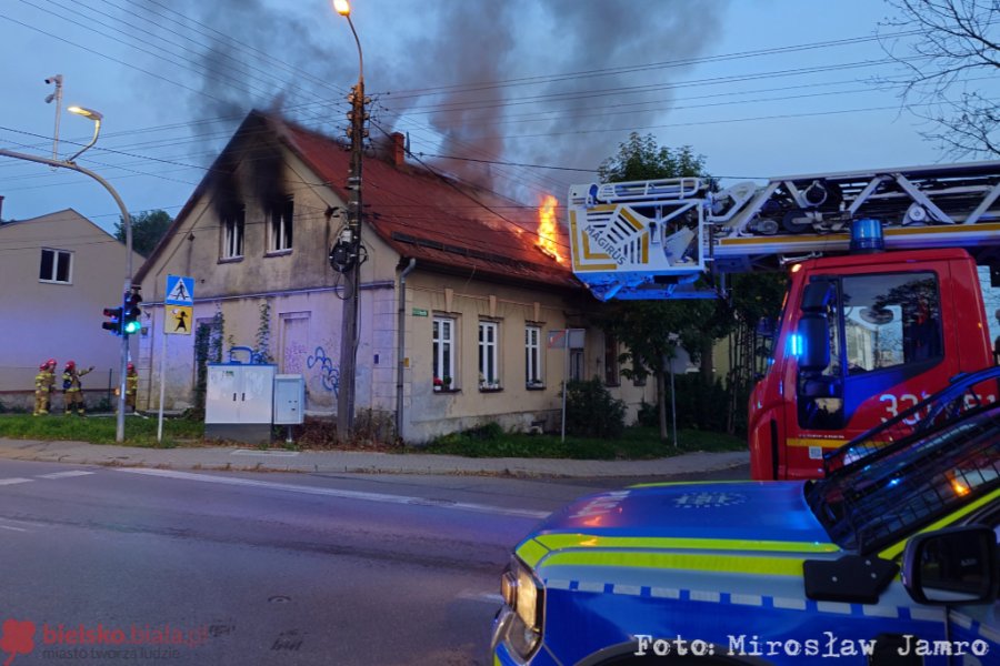 Z ostatniej chwili: Pożar w budynku wielorodzinnym. Ogień przez okno wyszedł na dach - foto