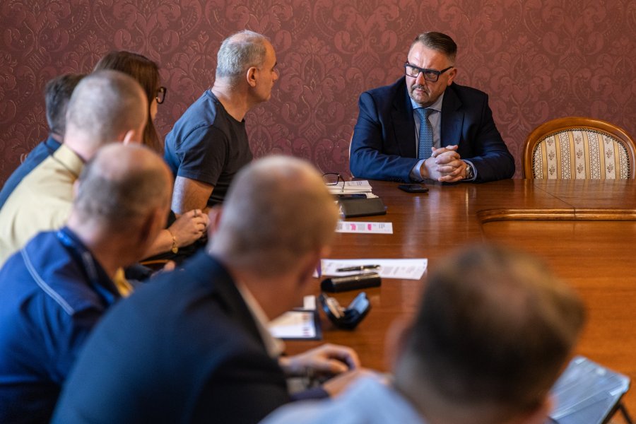 Sztab kryzysowy w Ratuszu po skażeniu wody. Jest beczkowóz, seniorom dowiozą wodę - foto