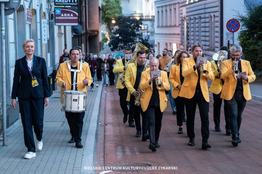 Festiwal ruszył w wielkim stylu. Trzy niezwykłe pochody prowadziły publiczność - foto