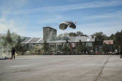 Nad miastem rozwinęli biało-czerwone barwy. Desant z wojskowej maszyny otworzył święto ZDJĘCIA