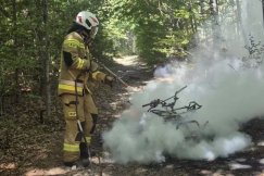 Stanął w ogniu na drodze pośród drzew. Trudna akcja gaśnicza w masywie leśnym w Straconce