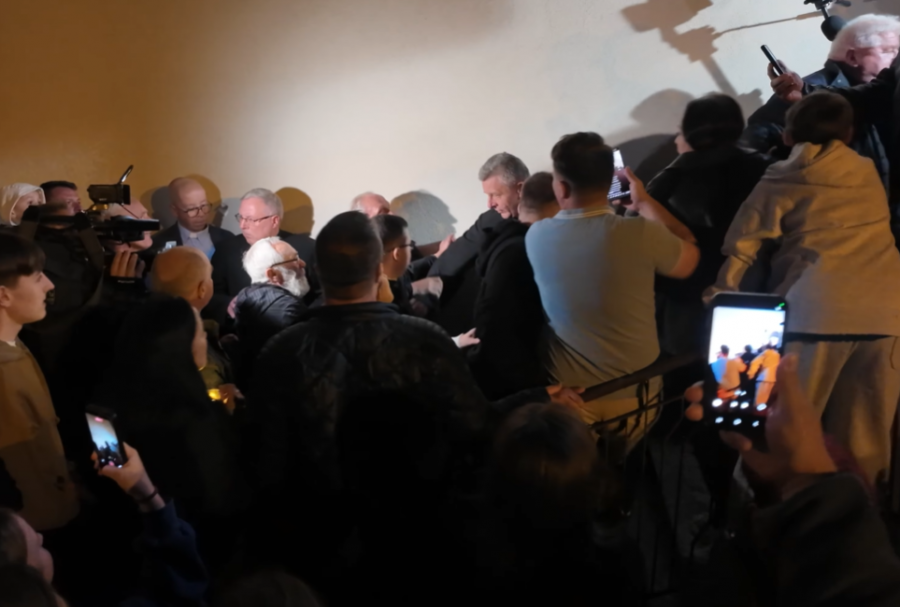 Oblężenie parafii i gniew po odwołaniu proboszcza. Biskup szarpany i ewakuowany przez policję WIDEO