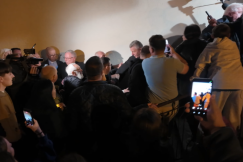Oblężenie parafii i gniew po odwołaniu proboszcza. Biskup szarpany i ewakuowany przez policję WIDEO