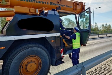Z ostatniej chwili: Dźwig potrącił nastolatkę na przejściu. Poszkodowana przewieziona do szpitala - foto