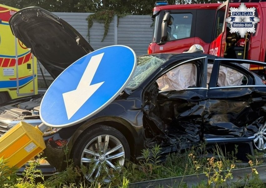 O krok od tragedii. Dostawczym autem wjechał na skrzyżowanie na czerwonym świetle - foto
